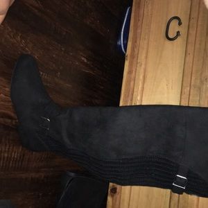Knew high black boots